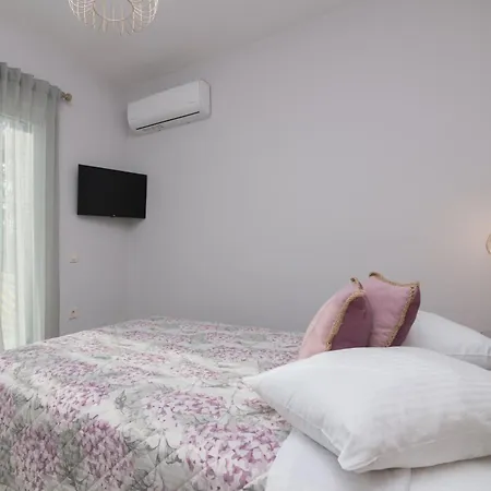 Andriana's 2-bedroom Countryside Retreat *